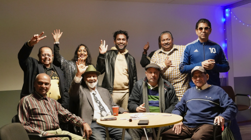 Zwaaiende bewoners van het Johan Chandoe Huis