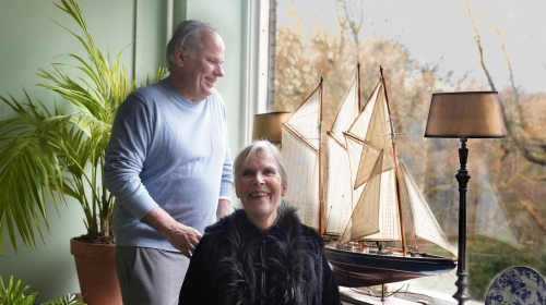 Buren Saskia en Ad samen voor het raam met een grote scheepsmaquette