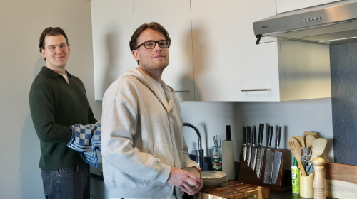 Stefan en Geoffrey staan samen in de keuken de afwas te doen 