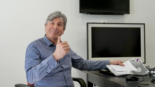 Voorzitter Jan-Arnout Cavadino van Humentum steekt zijn duim op naar de camera