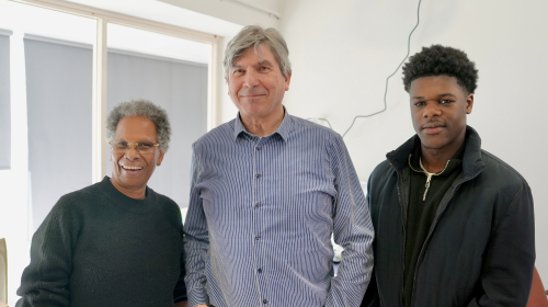 Drie mannen van Humentum kijken lachend in de camera