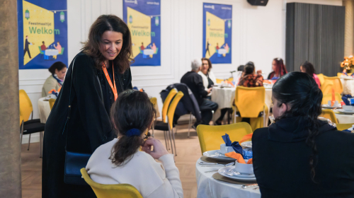 Collega helpt met serveren tijdens de feestmaaltijd op 9 maart