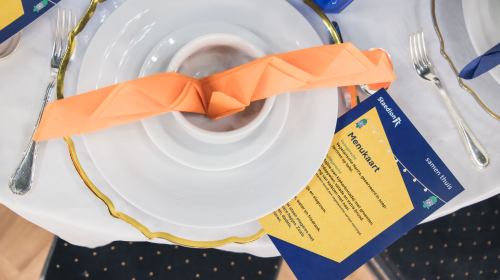 Mooi gedekte tafel tijdens feestmaaltijd op 9 maart