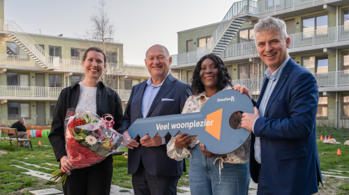 Overhandiging sleutel aan een van de eerste bewoners van Steenzicht.  Vlnr: Nathasja van Rijn (Heijmans), Jacques Thielen (Staedion), nieuwe bewoner mevr. De Lannoy en Co Engberts (gemeente Den Haag). 