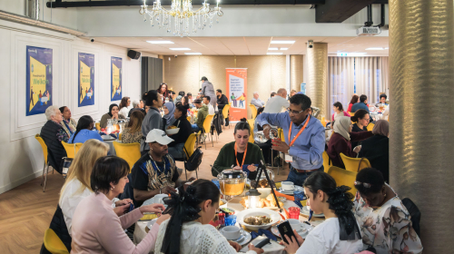 Overzichtsfoto zaal tijdens feestmaaltijd op 9 maart