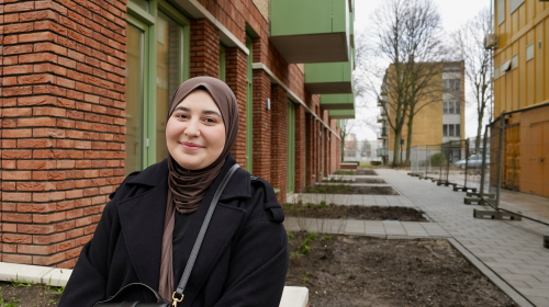 Een close up van Asli, terugkerende bewoonster van Steenzicht