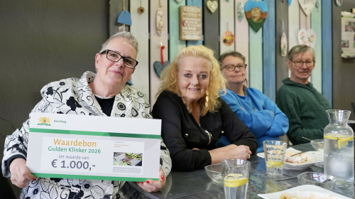Lydia en Lenie samen met de waardebon van de Gulden Klinker.