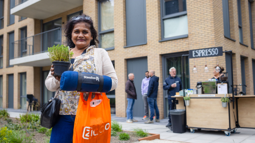 Bewoner met haar spulletjes bij het welkom van De Schaloen