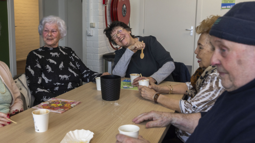 Bewoners aan tafel bij de opening van activiteitencentrum De Stiel