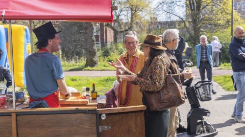 Bewoners bij de heropening van activiteitencentrum De Stiel