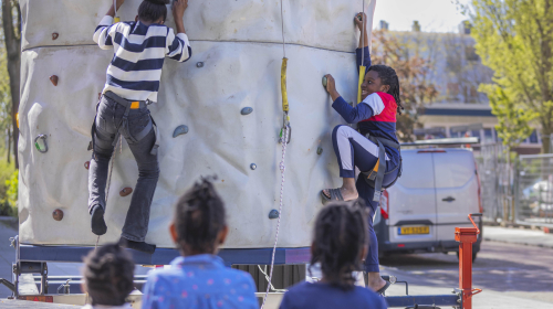 Kinderen op een klimwand