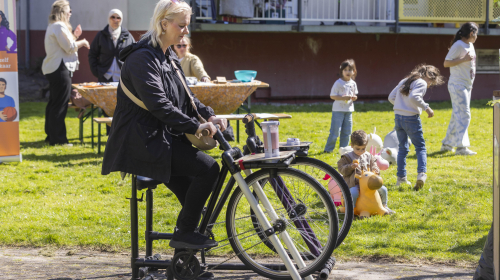 Fietsen om de blender een smoothie te laten maken