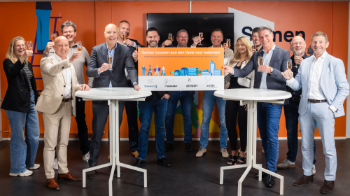 Groepsfoto van collega's van Staedion en collega's van de ketenpartners bij de ondertekening van de raamovereenkomst