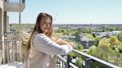 Christel op haar balkon met uitzicht over de stad