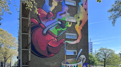 Muurschildering aan de Riddersdreef van een theepot en theekopje