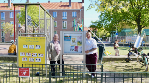 Esna en Iris bij een bord voor de speeltuin ESMO