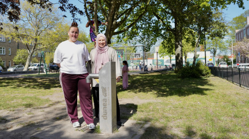 Iris en Esna bij de watertap