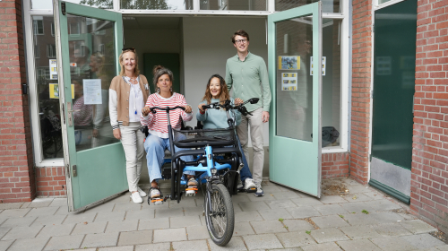 Duo fiets met daarop het bestuur van Fietsmaatjes.