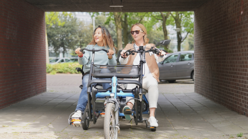 Fietsen op een duo fiets door de stad met Fietsmaatjes