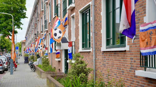 De Ruysbroekstraat versiert voor het WK voetbal