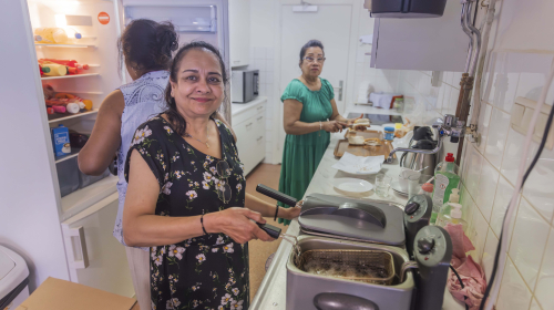 Twee vrouwen maken lekkere hapjes voor de bewoners van het complex aan de Bakhuizenstraat