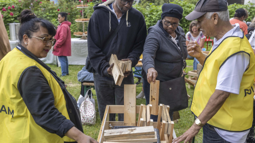 Bewoners maken samen een plantenbakken voor aan het balkon