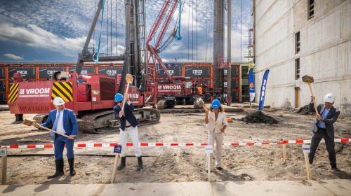 Vier belangrijke betrokkenen slaan een eerste paal