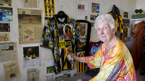 Mevrouw Poelman in haar kamer met een voetbalshirt