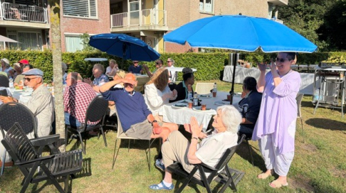 Bewoners van woongebouw landzicht hebben een gezellige bbq