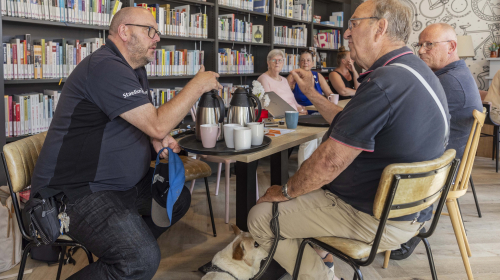 Verschillende mannen in gesprek