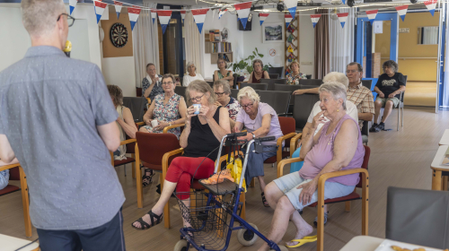Rudi Boone spreekt de bewoners van seniorencomplex De Stokroos toe