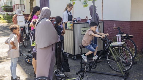 Verschillende mensen bij een kraampje om eten te halen 
