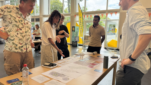 Ontwerpteams vertellen over hun ideeën.