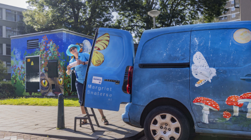 Margriet met haar werkbus