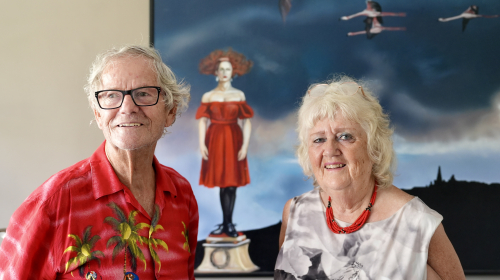 Cas en Carla voor een schilderij met daarop een dame in een rode jurk