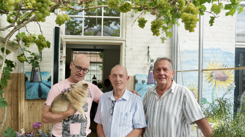 Ab met familie in zijn tuin