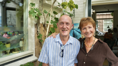 Ab en zijn vrouw Els in hun tuin