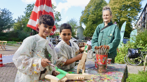 Kinderen knutselen dieren van hout