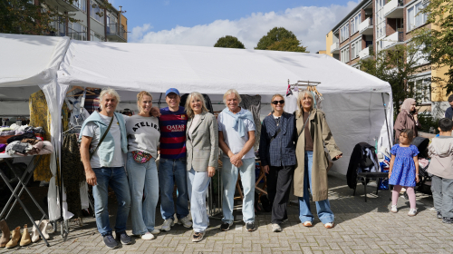 De kledingmarkt waar geld wordt ingezameld voor een goed doel