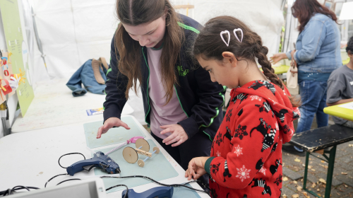 Kinderen doen proefjes bij het MuseumLAB van Museon-Omniversum