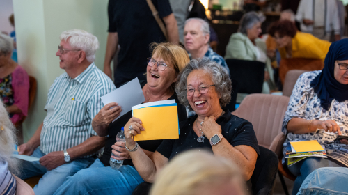 Bezoekers van de Woonfitmarkt lachen om Sjaak Bral