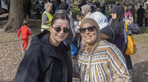 Collega Zuleyha en buurtbewoner en initiatiefnemer van Burendag Latifa