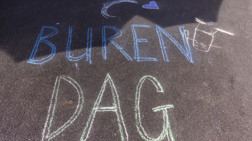 Burendag op het Kepplerplein. Op de stoep staat Burendag in krijt geschreven.