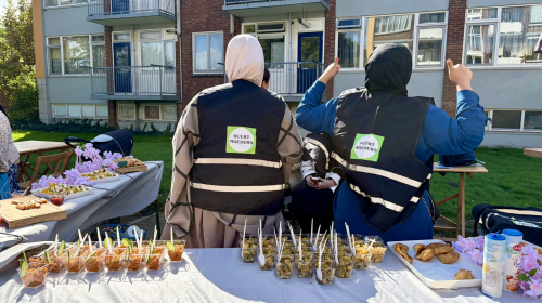 Buurtmoeders met lekkere hapjes