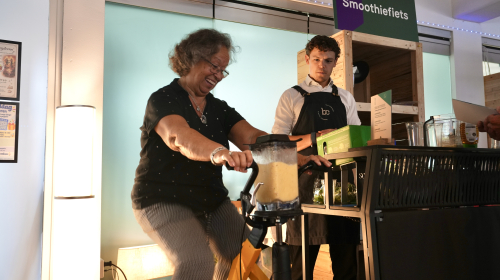 Lisa, bezoeker van de Woonfitmarkt op de smoothiefiets