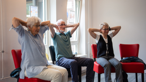 Bezoekers van de Woonfitmarkt konden ook een les stoelfitness volgen