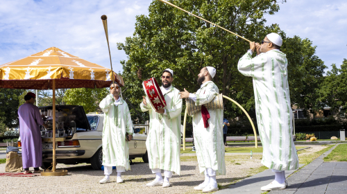 Een groepje mannen maakt muziek op het evenement Wereldwijk Schilderswijk