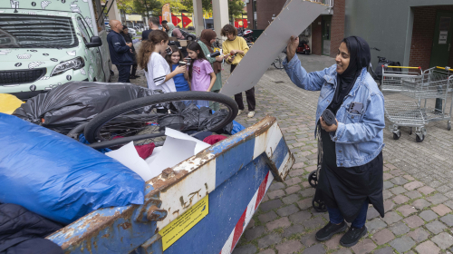 Bewoners gooien spullen weg bij de opruimactie van de Lamel