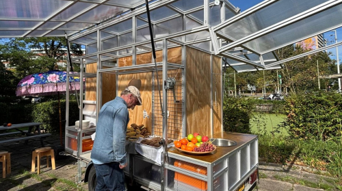 Een bezoeker neemt een kijkje bij de co-kiosk
