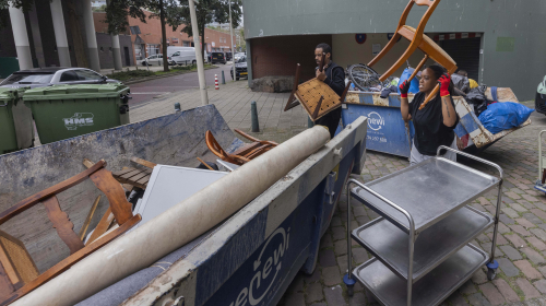 Containers vol met afval bij de opruimactie bij de Lamel. 